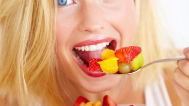 chewing blonde fruit bowl 15 Ways You Should Know to Start Eating Healthy - 8 stomach fat