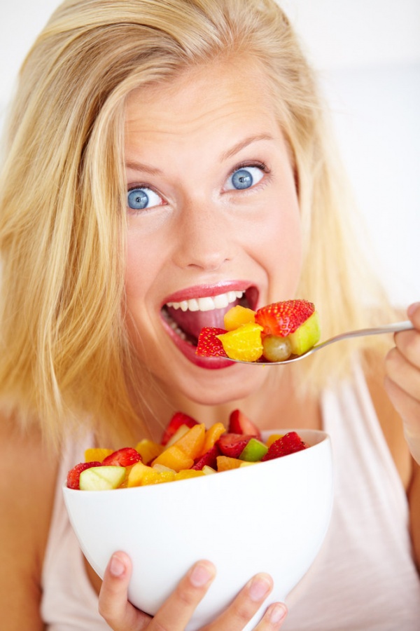 chewing-blonde-fruit-bowl 15 Ways You Should Know to Start Eating Healthy