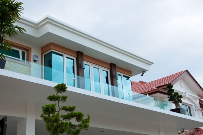 embedded-u-channel-balcony-glass-1 60+ Best Railings Designs for a Catchier Balcony