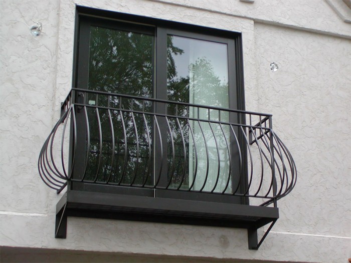 modern-iron-railing-balcony-design-ideas 60+ Best Railings Designs for a Catchier Balcony