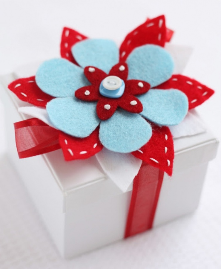 red-and-aqua-gift-wrapping 35 Creative and Simple Gift Wrapping Ideas