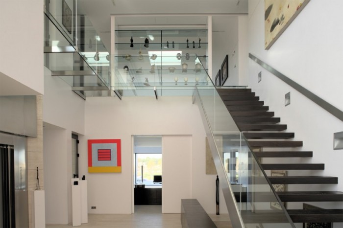 Decorate Your Staircase Using These Amazing Railings 32 staircase-with-glass-railings
