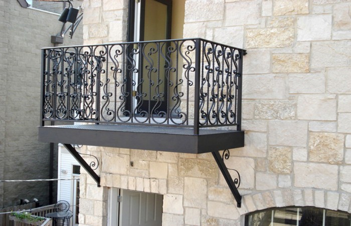 steel-balcony-platform-forged-steel-parisian-hammered-railing-chicago 60+ Best Railings Designs for a Catchier Balcony