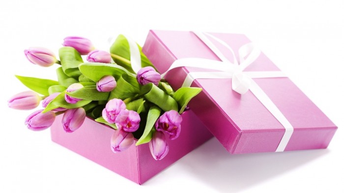 tulips gifts 00384186 35 Creative and Simple Gift Wrapping Ideas - creative wrapping gift ideas 1