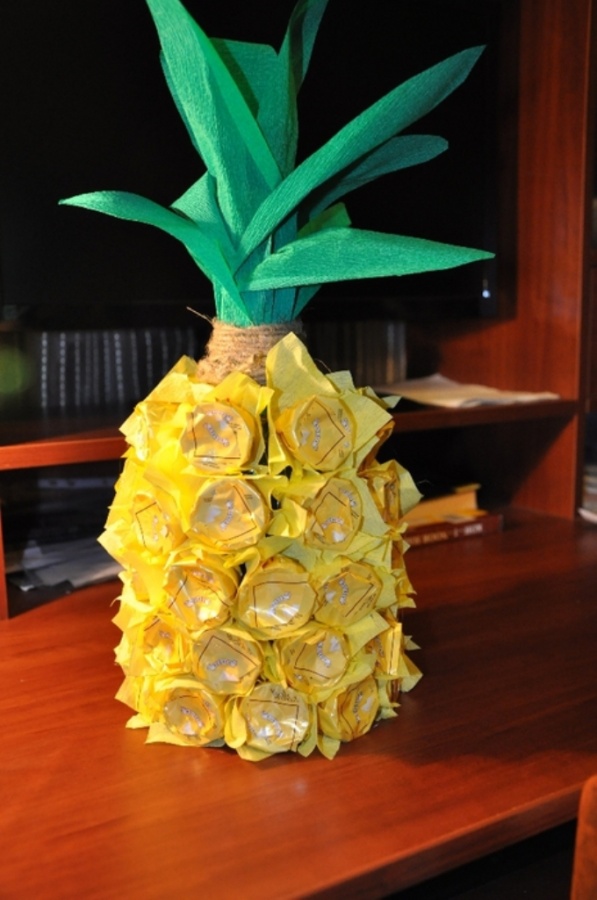 unique-gift-wrapping-ideas-wine-bottle-pineapple-chocolates-glue