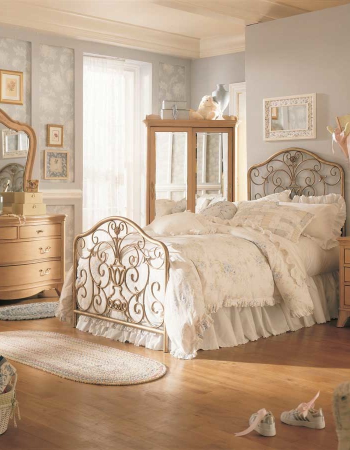 vintage-bedroom-decor-700x900 17 Wonderful Ideas For Vintage Bedroom Style