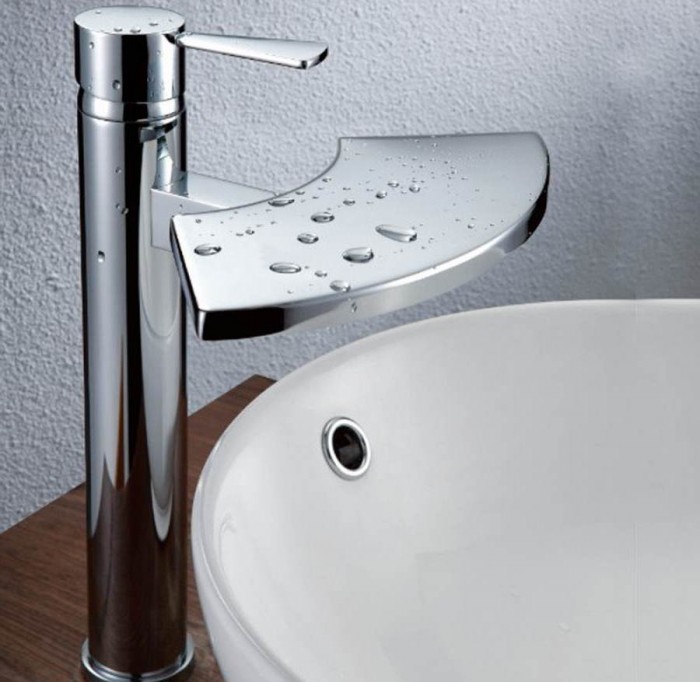 waterfall-sink-faucets-for-ultra-luxury-bathroom-design 32 Creative Sink Faucets In Contemporary And Modern Designs