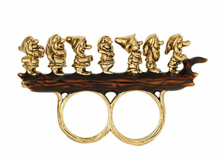 A funny two-finger ring with seven dwarfs 