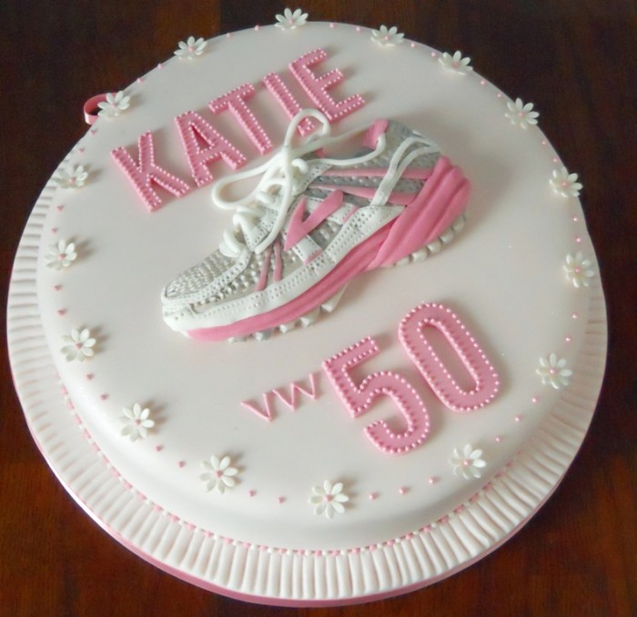 50th_running_shoe_trainer_birthday_cake_full
