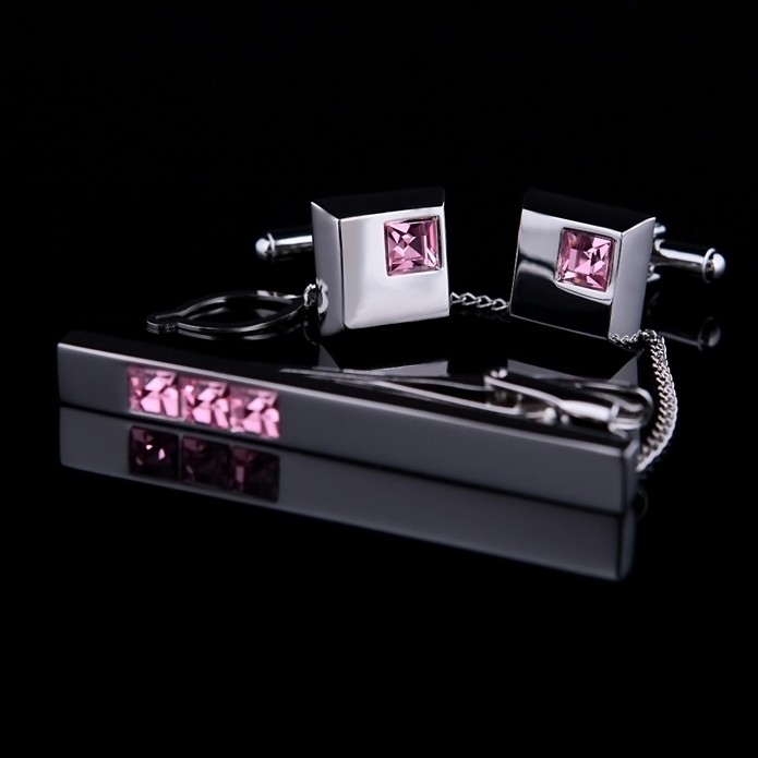 Fascinating tie clip and cufflinks set for the engaged man