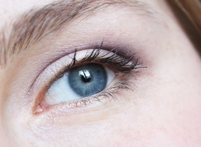 Violet-and-neutral-eye-makeup