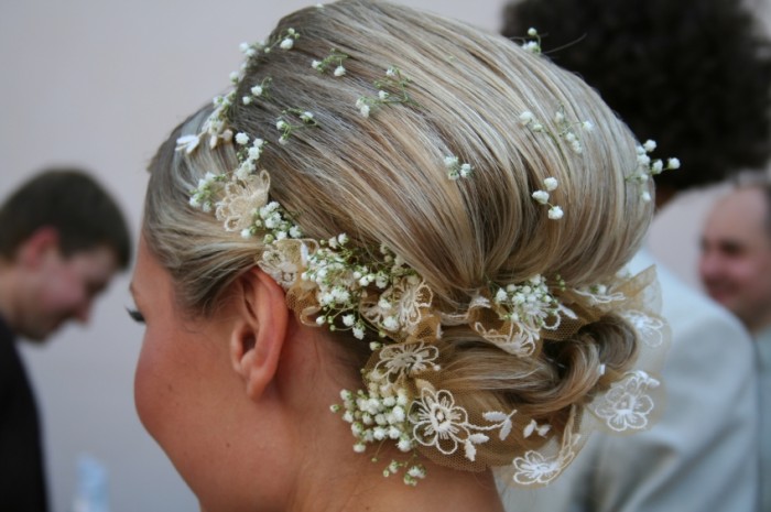 bridal-hairstyles-with-small-white-flowers 50 Dazzling & Fabulous Bridal Hairstyles for Your Wedding