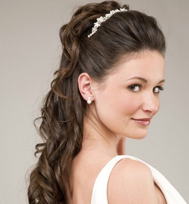 bride-hairstyles-10 50 Dazzling & Fabulous Bridal Hairstyles for Your Wedding