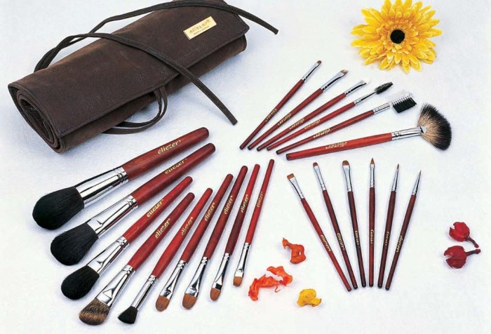 Make-up tools with the ability to personalize the bags in which they are kept