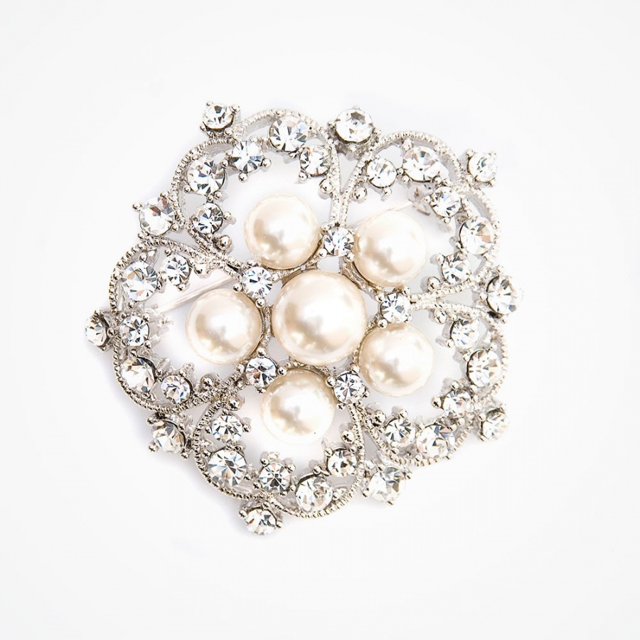 sparkling-crystal-brooch 10 catchy & Unique Gift Ideas for Your Mother-in-Law