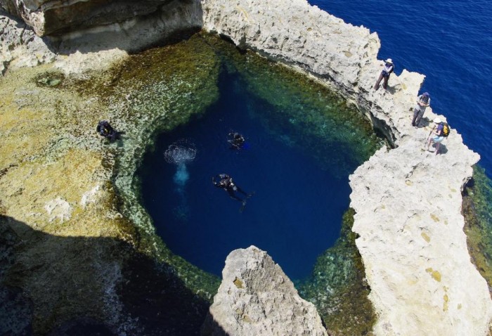 Weird Blue Holes That Are Magnets for Divers Around the World 20 00118_b
