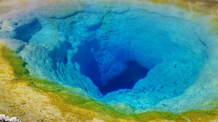 Weird Blue Holes That Are Magnets for Divers Around the World 19 1920x1080_blue_hole_in_the_sea-1207405