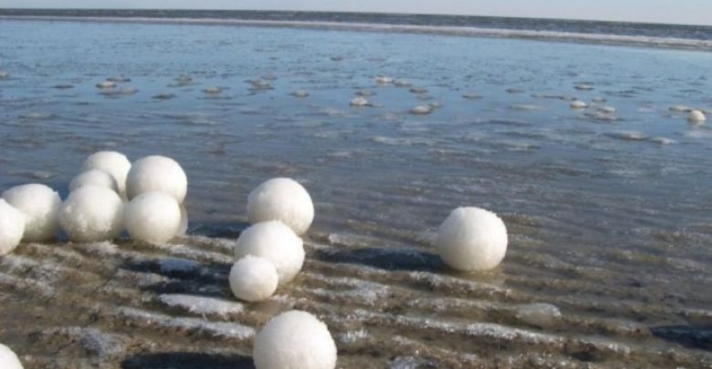 320412 Massive Ice Boulders Found in a Huge Number on Lake Michigan Shore - Lifestyle 1