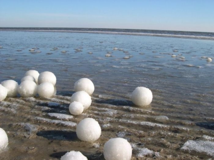 Massive Ice Boulders Found in a Huge Number on Lake Michigan Shore 14 320412