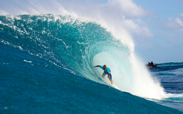 70 Stunning & Thrilling Photos for the Biggest Waves Ever Surfed 46 Dorian-vs-Slater-Quatert-Final-heat-@-Pipeline-Dec-2012