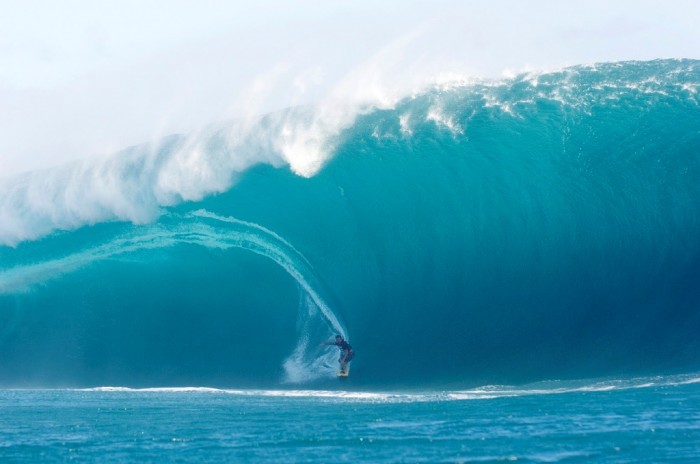 70 Stunning & Thrilling Photos for the Biggest Waves Ever Surfed 2 HUGE WAVES SURF