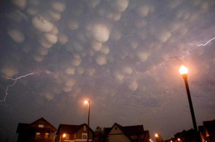 Mammatus-storm-Norman-OK-Stunning-Rare-Cloud-Formation-Photographs-on-CrispMe Have You Ever Seen These Stunning Clouds with Mammae?