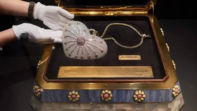 Top 20 Pieces Of Most Expensive Jewelry In The World 23 The Mouawad 1001 Nights Diamond Purse Top 20 Pieces Of Most Expensive Jewelry In The World - 23