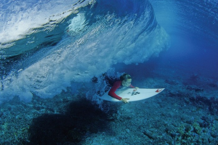 70 Stunning & Thrilling Photos for the Biggest Waves Ever Surfed 70 add-duck-dive-servais1