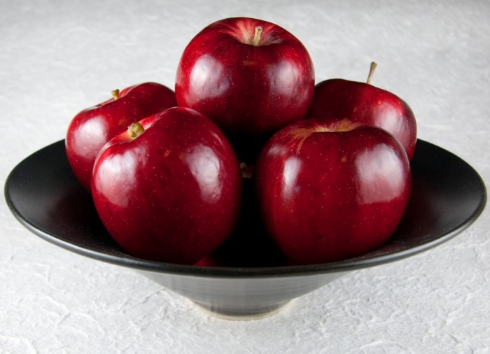 Apples They are rich in antioxidants and fiber which makes them good snack for you.