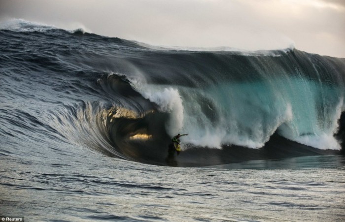 70 Stunning & Thrilling Photos for the Biggest Waves Ever Surfed 59 article-1083842-026379BF000005DC-39_468x302_popup