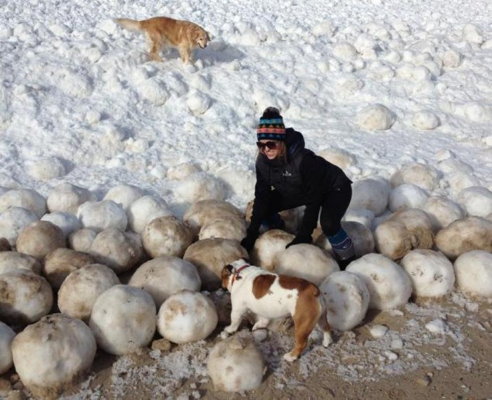 article-boulder-0227 Massive Ice Boulders Found in a Huge Number on Lake Michigan Shore
