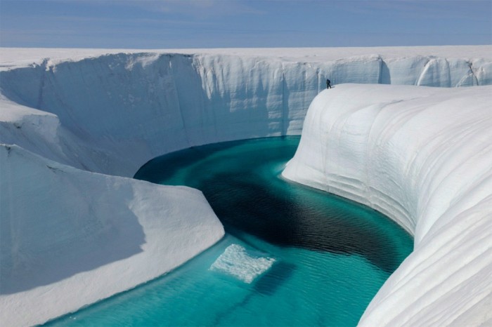 Greenland It is known for its icebergs and it allows you to enjoy doing different winter activities such as kayaking and dog sledding and the most suitable time for that is from January to March while summer activities can be done from July to September. 