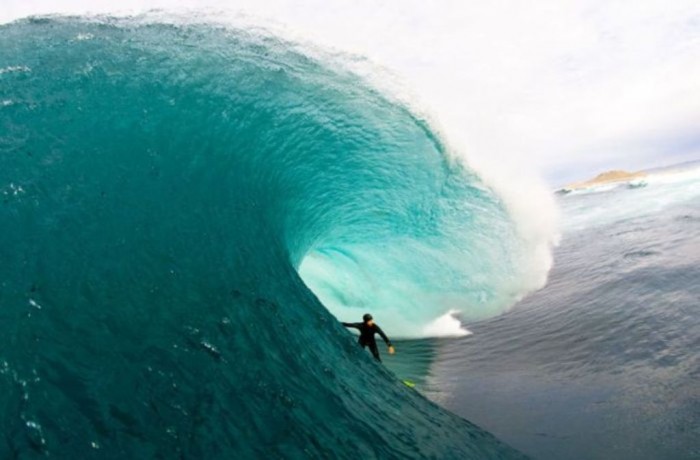 blue-surfing-waves-blue-31816026-700-461