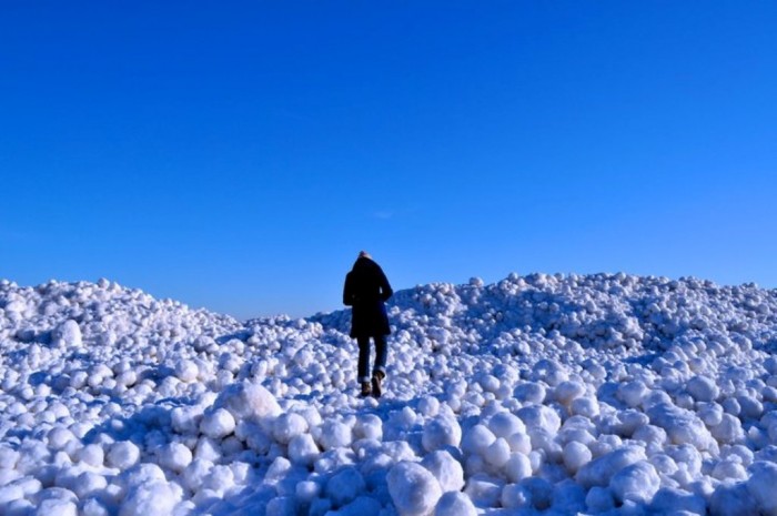 Massive Ice Boulders Found in a Huge Number on Lake Michigan Shore 12 dipping-dots