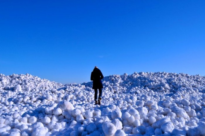 dipping-dots Massive Ice Boulders Found in a Huge Number on Lake Michigan Shore