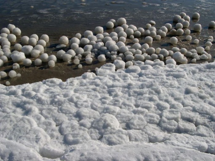 Massive Ice Boulders Found in a Huge Number on Lake Michigan Shore