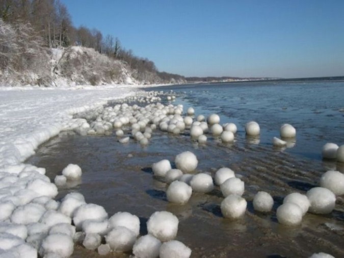 Massive Ice Boulders Found In A Huge Number On Lake Michigan Shore