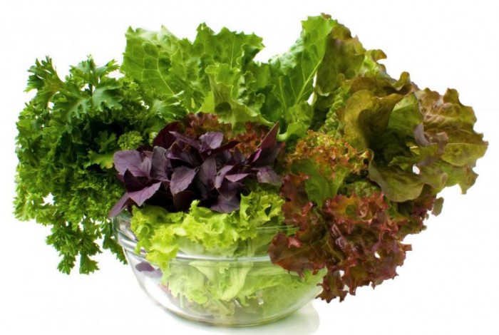 Leafy greens Leafy greens such Swiss chard, kale, spinach, bok choy, cabbage, iceberg lettuce, broccoli, collards and other leafy greens are rich in phytonutrients, fiber and water which help you to feel full without consuming large amounts of calories.