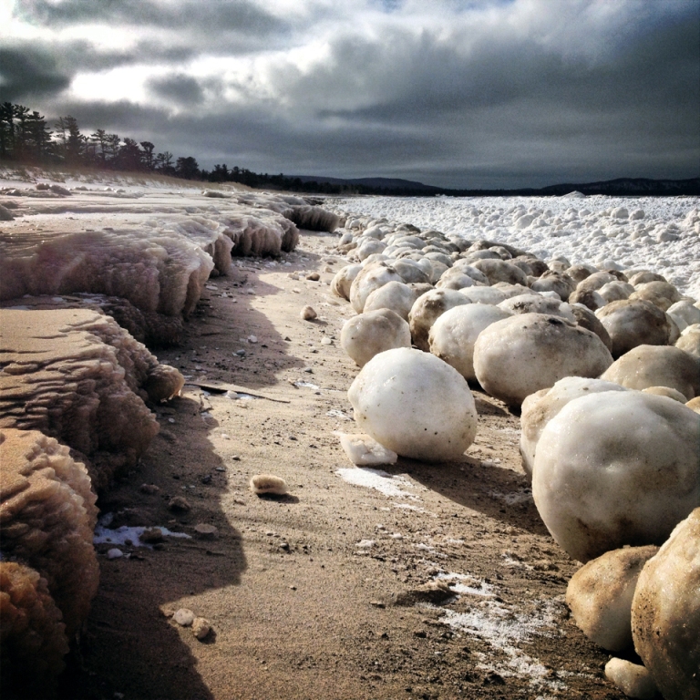 Massive Ice Boulders Found in a Huge Number on Lake Michigan Shore 8 michigan_ice_balls