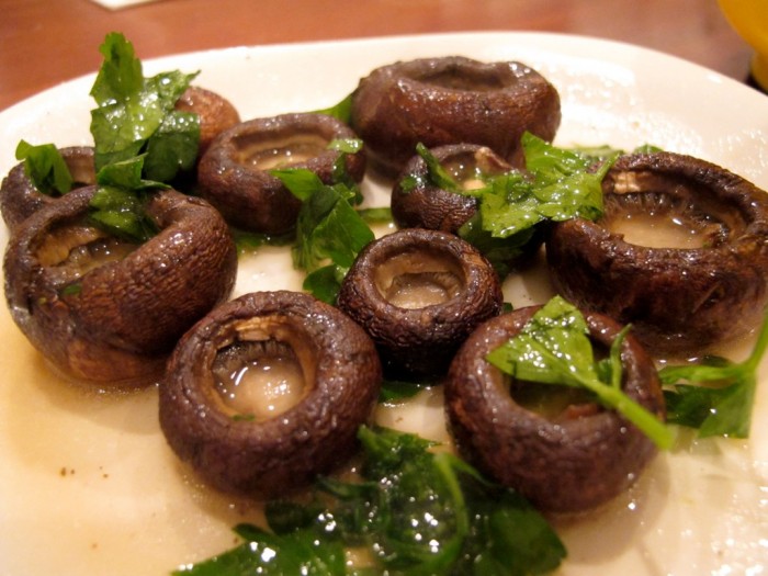 Mushrooms They are excellent alternatives to meat and are low in calories and fat.