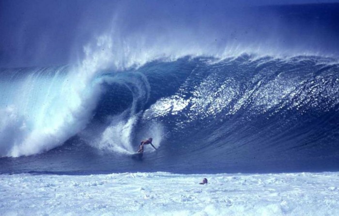 nice wave at hawaiian pipeline