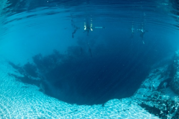 Weird Blue Holes That Are Magnets for Divers Around the World 21 pic_15_bluehole_belize_aquanews_net_1
