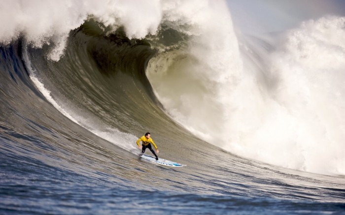 70 Stunning & Thrilling Photos for the Biggest Waves Ever Surfed 24 pichost