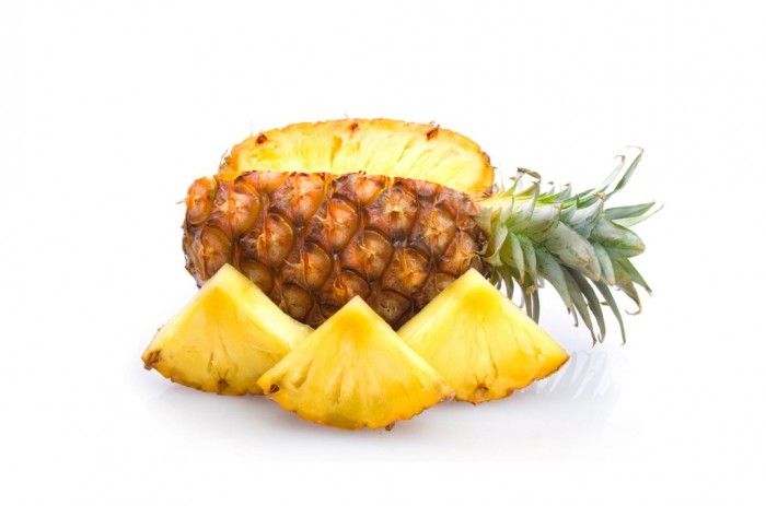Pineapple It is rich in bromelain enzyme that is perfect as an anti-inflammatory and can reduce the symptoms of cancer, heart disease, arthritis and other chronic diseases.