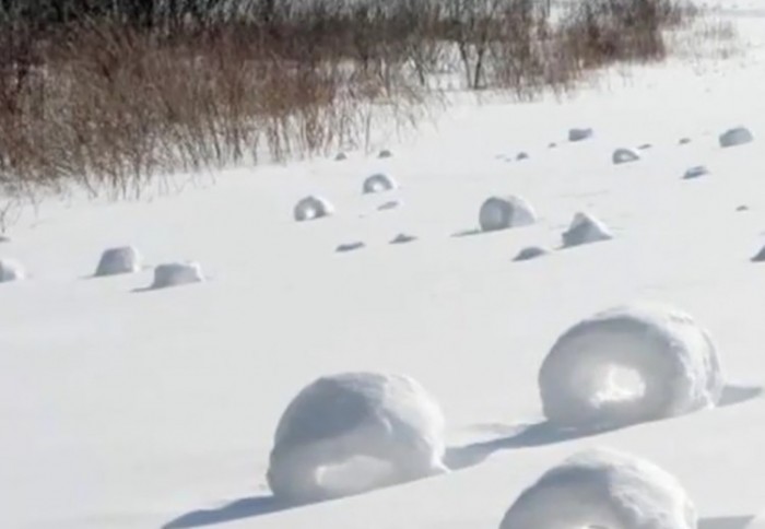 roll1 Stunning Snow Rollers that Are Naturally & Rarely Formed