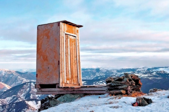 00-little-house-in-kara-tyurek-meterological-station-altai-mountains-russia-21-10-13 The Remotest Bathroom in the World, Do You Know Where Is It?