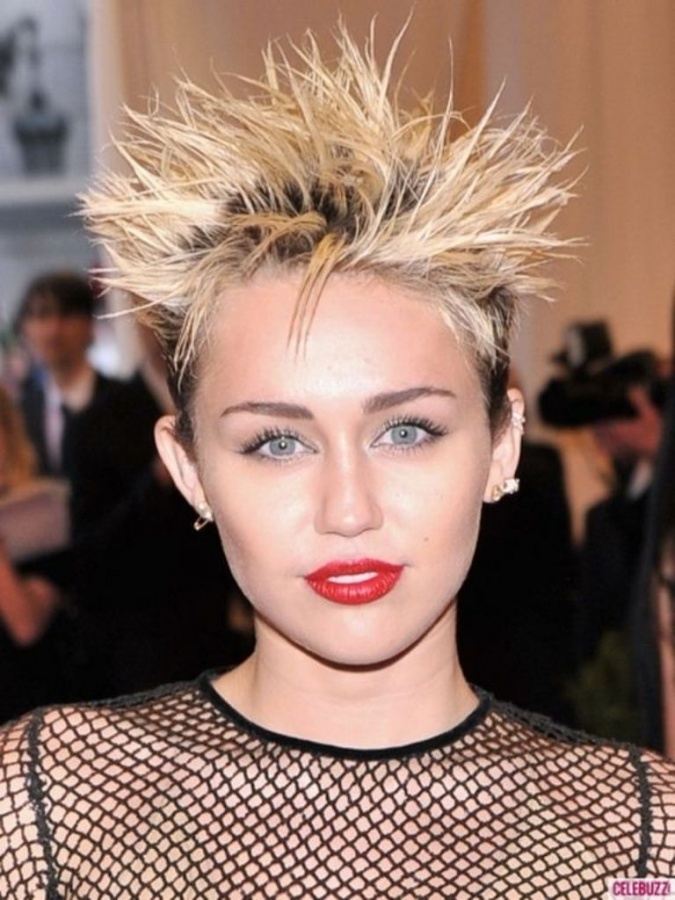 01-Miley-Cyrus-2013-Met-Gala 20 Worst Celebrities Hairstyles