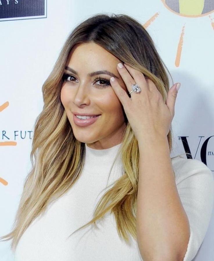 Kim Kardashian with her 15-carat diamond wedding ring from rapper Kanye West. This ring is especially designed by jeweller Lorraine Schwartz.