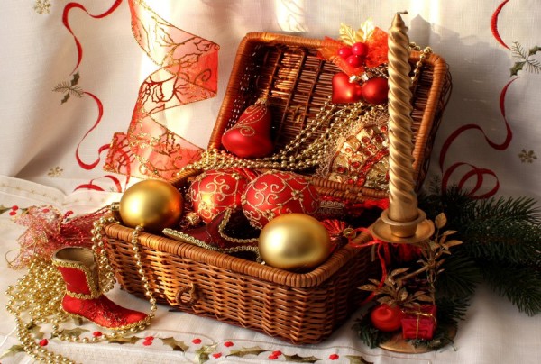 186797__christmas-decorations-balloons-sapozhok-beads-ribbon-red-candle-a-basket-a-branch-of-tree_p