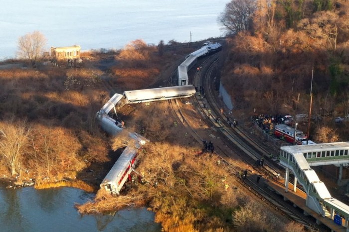4 Dead after New York Train Derails 566